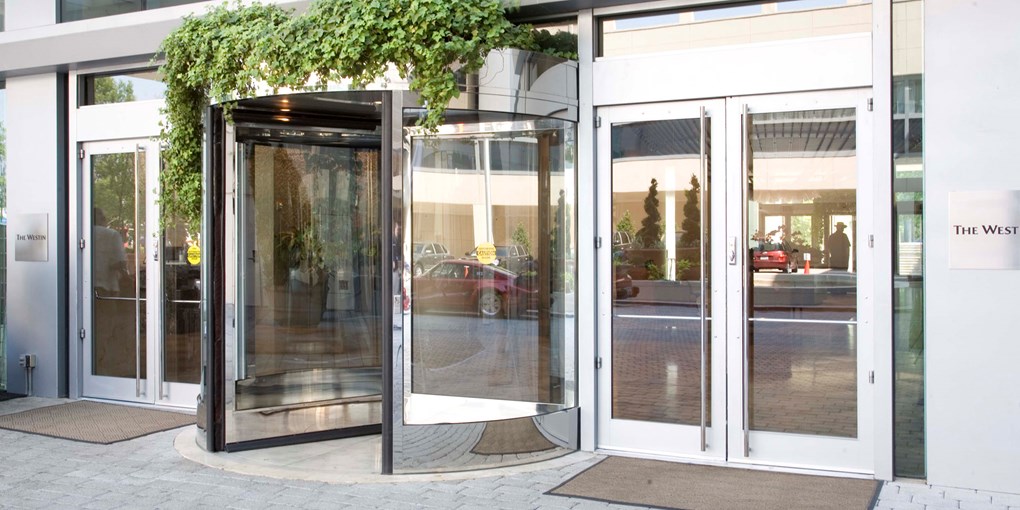 Automatic revolving doors with manual entry doors